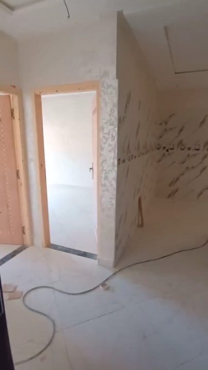 للبيع شقق الطابق الاول والثاني والسفلي 90 متر ثلاث بيوت وصالون في حي الفتح قرب مسجد التوبة كين الدعم